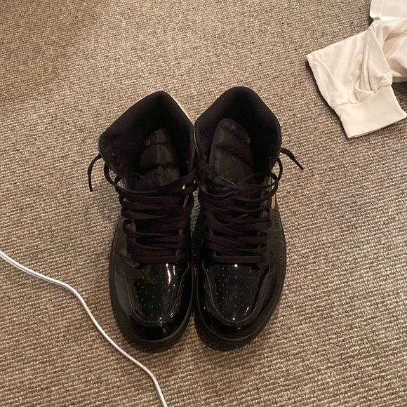 Jordan 1 Retro HighBlack Metallic Gold (2020)